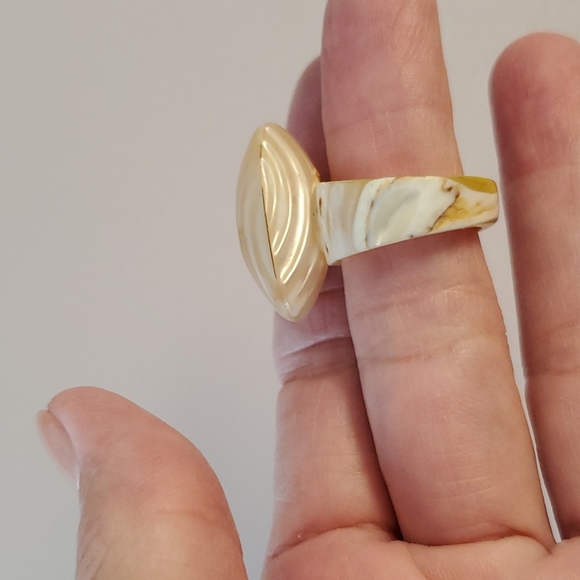 Mother of Pearl maybe Vintage ring white yellow sz.6.5 - Picture 6 of 6